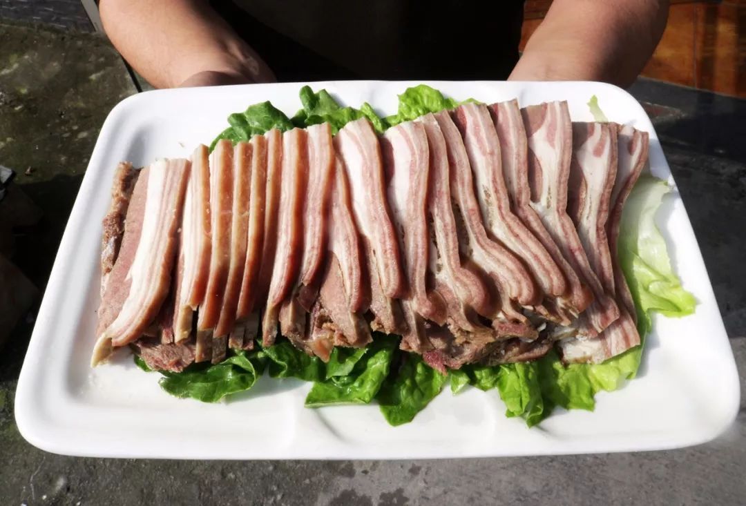 离谱？！买羊肉汤锅送烤全羊，为弄清这家火锅店到底“黑”不黑我们去探店摘